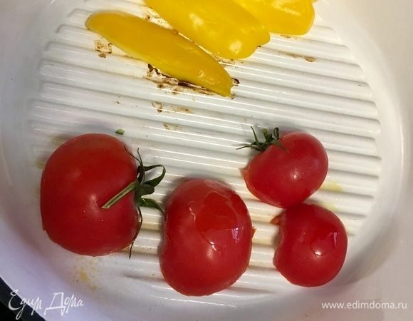 На хорошо разогретую сковороду кладем помидоры срезом вниз. Туда же отпраляем полосочки перца. Помидоры подрумяниваются очень быстро, буквально за пару минут. Их жарим только с одной стороны и снимаем. Перчик я жарила с двух сторон.