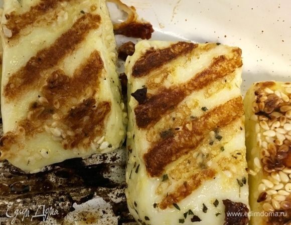 Сыр жареный. Как же вкусны эти полосочки от сковороды-гриль. Ничем не заменимый аромат дымка.