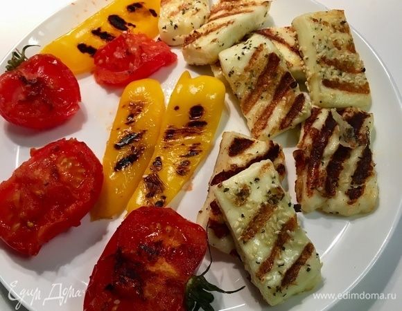 Овощи и сыр снимаем со сковороды. Все такие полосатенькие, загорелые и мегаароматные! Даем им немного остыть.