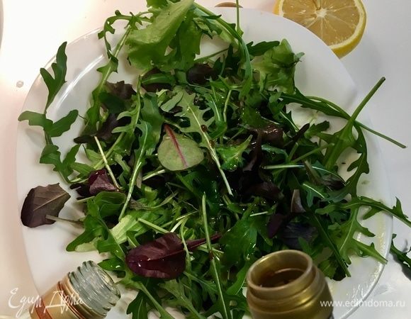 А пока в большой миске заправим салатный микс. Заправка простая: кунжутное масло, соевый соус, сок лимона, соль и свежемолотый перец. Все. Искупаем наши листики в этой заправке.