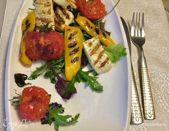 Можно сервировать блюдо: сначала — подушка из зелени, сверху на нее — овощи и король сегодняшнего завтрака — жареный сыр халуми в очень и, заметьте, легкой, что нам с вами, девочкам, в преддверии весны очень необходимо, кунжутной панировке!