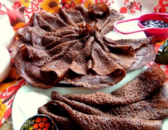 К блинам можно предложить сметану и черничный джем (или смешать их пополам и подать с таким соусом).