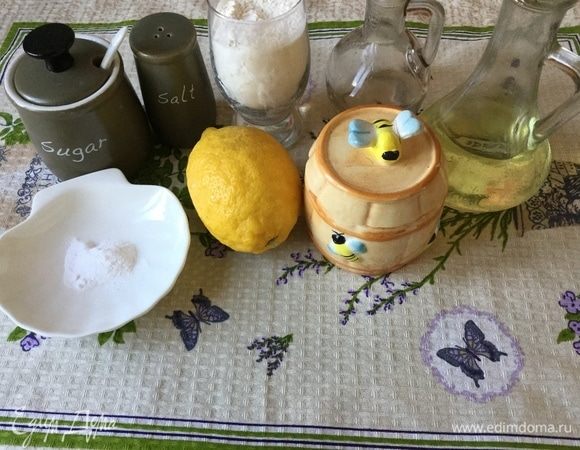 Подготовим продукты: муку, воду, масло растительное рафинированное, сахар, соль, лимон, мед, соду и уксус яблочный.