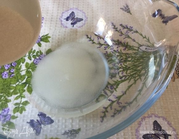 В стакане горячей воды растворяем сахар. От исходного рецепта уменьшила количество сахара, положила 100 г вместо 120 г, угадала — на мой вкус, печенье получилось в меру сладким. Добавляем щепотку соли. Кладем мед и также растворяем.