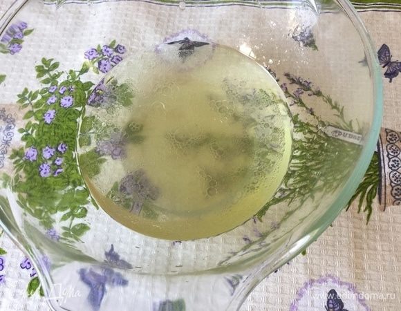 Отмеряем масло и вливаем, перемешиваем.