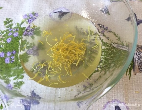 Снимаем цедру одного лимона, добавляем в тесто. Используем терку или нож.