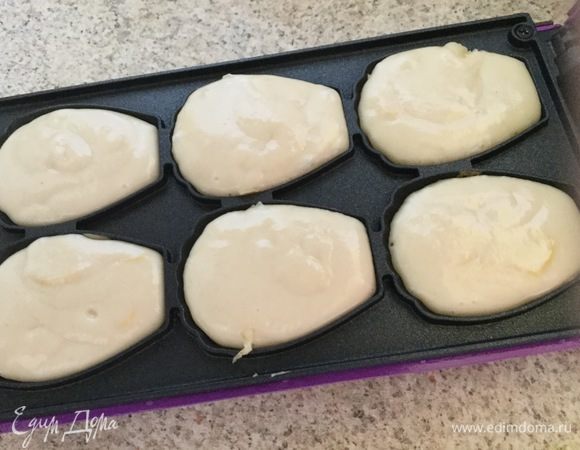 Готовила в мадленнице. Нагреваем форму, наливаем тесто по край, закрываем, выпекаем 2 минуты, переворачиваем и пропекаем еще 3 минуты. Открываем, проверяем готовность палочкой и вынимаем. Рекомендую вынимать с помощью шпажки, протыкая печенье через край, чтобы сверху не оставались вмятинки (первые прокалывала сверху). Мадленки легко достаются из формы, равномерно пропекаются. Если готовите в духовке, нагреваете ее до 200°С, ставите форму с тестом в духовку и уменьшаете нагрев до 180°С, время выпекание увеличивается и зависит от размера формы  и особенностей духовки.