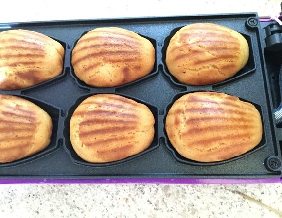 Получаются румяные мадленки. 