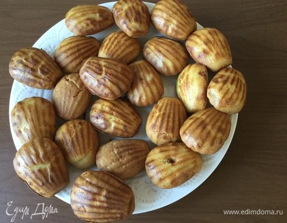 Всего получилось 24 штуки. Даем им остыть, посыпаем пудрой или поливаем глазурью сахарной. Приятного!