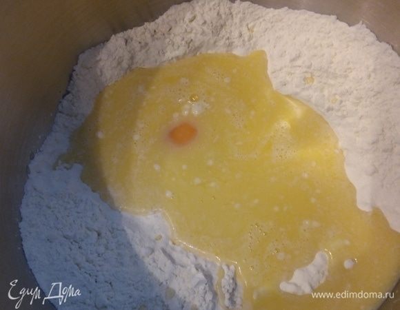 Для теста смешать в чаше комбайна просеянную муку, сахар и щепотку соли. Подогреть молоко, растворить в молоке масло и дрожжи. Влить дрожжевую смесь в муку, добавить яйцо (яйцо вынуть из холодильника заранее) и замесить мягкое тесто. Я замешивала первые 5 минут на малых оборотах, затем увеличила скорость и замешивала еще 10 минут. Сначала тесто получается  достаточно жирное, но потом это изменится. 