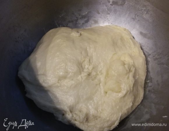 Чашу комбайна накрыть пленкой и оставить в теплом месте на расстойку на 1 час. Я всегда ставлю в чуть теплую (25°- 30°С) духовку.  