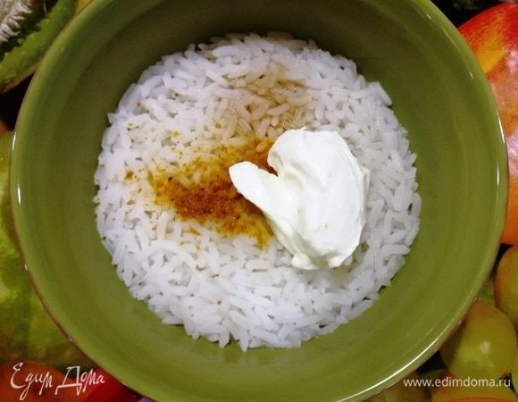 Рис отварить, добавить сыр плавленый, куркуму и соль. Перемешать.