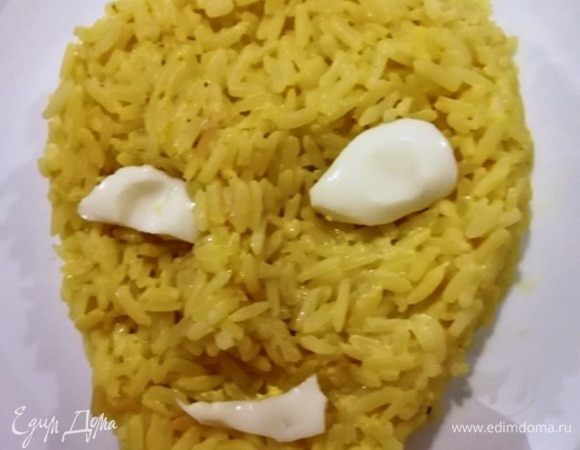 Из вареного яйца вырезать глаза и рот.