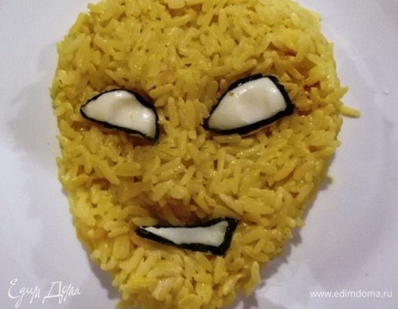 Лист нори нарезать тонкими полосками. Обвести глаза и рот.