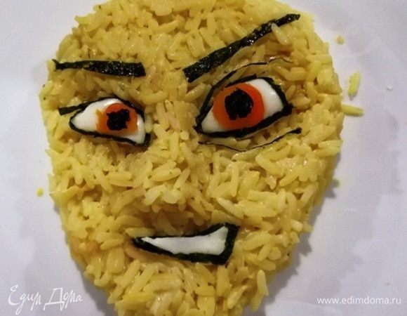Брови сделать из нори. Глаза из вареной моркови и нори.