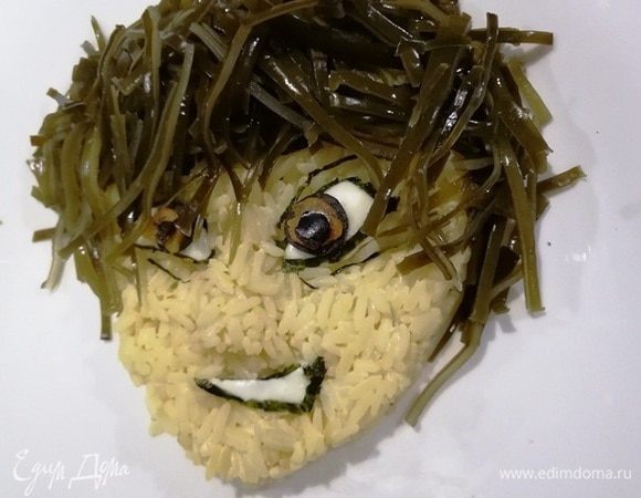 Волосы выложить из морской капусты.