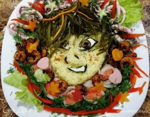 Оформить блюдо креветками, кальмарами, семгой, овощами.