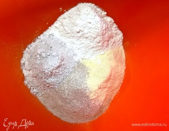 Подготовьте все виды муки и соль.