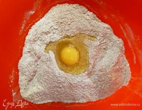 Перемешайте муку, добавьте яйцо. Перемешайте.