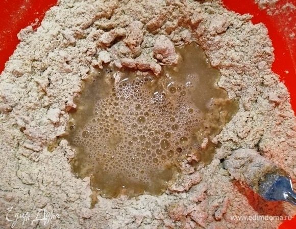 Добавьте 1/2 стакана теплой воды.