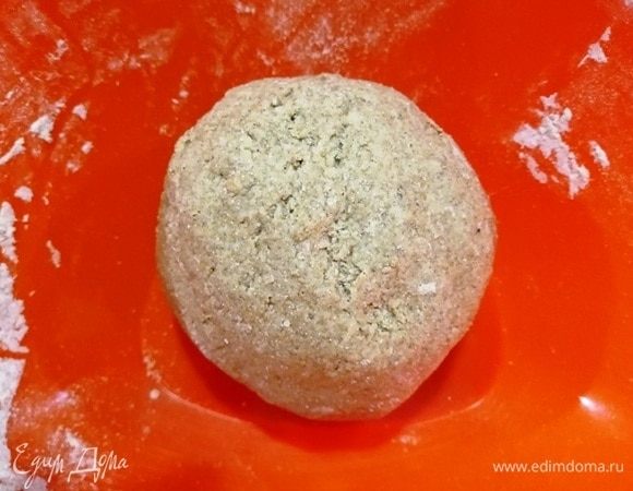 Замесите тесто и оставьте его под пленкой на 20 минут.