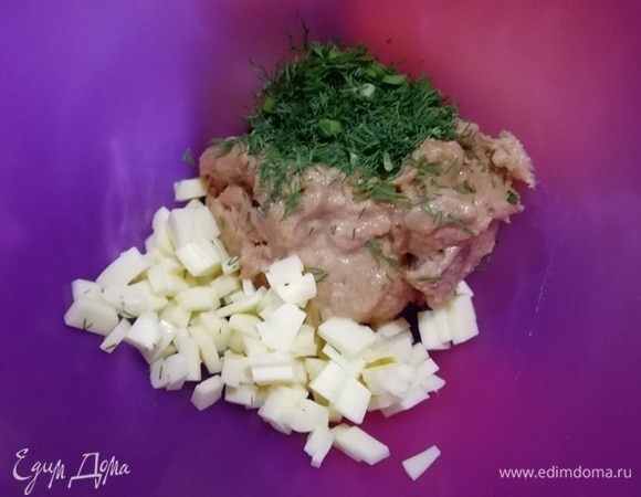 Смешайте паштет из тунца ТМ «Магуро», моцареллу и обжаренные шампиньоны. Поперчите начинку. Соль я не добавляла, т.к. паштет достаточно соленый.