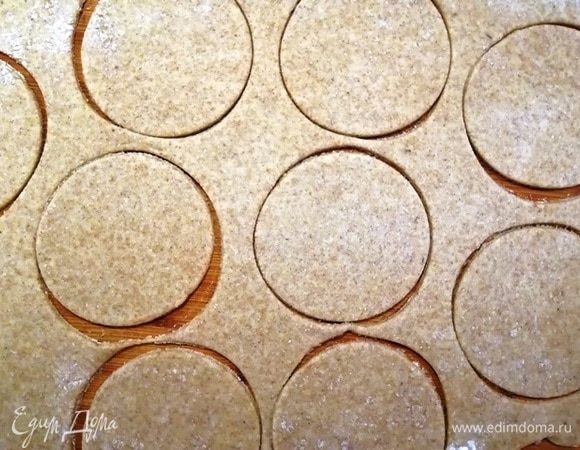 Тесто тонко раскатайте и вырежьте одинаковые кружочки.