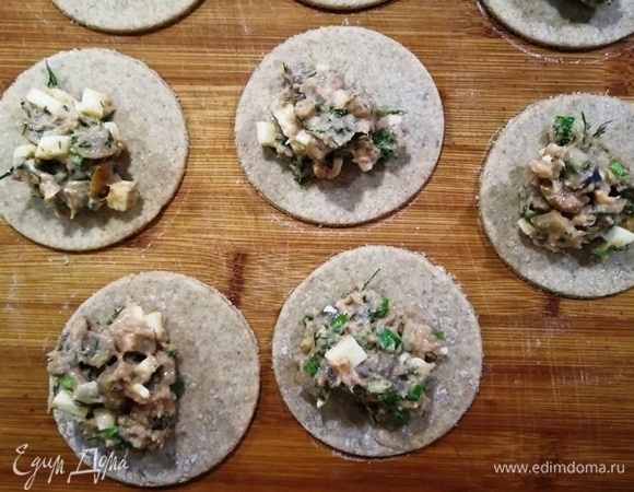 На каждую лепешечку положите начинку.