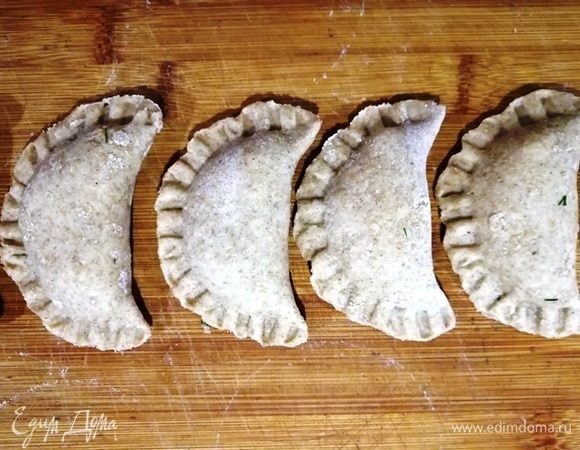 Сформируйте вареники. Опустите их в кипящую подсоленную воду и варите в течение 4 минут после того, как всплывут.