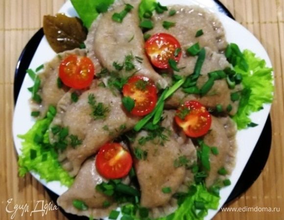 При подаче можете сбрызнуть вареники оливковым маслом.