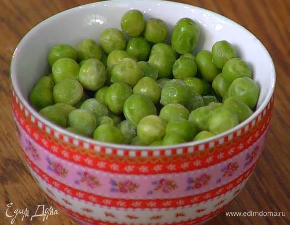 Зеленый горошек предварительно разморозить.