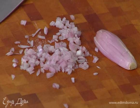 Шалот почистить и мелко порубить.