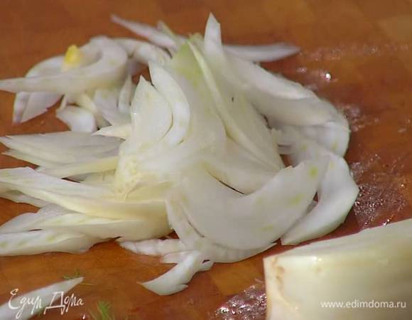 Фенхель нарезать тонкой соломкой, добавить к овощам и перемешать.