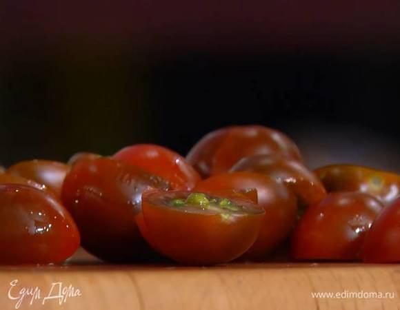 Помидоры черри разрезать пополам.