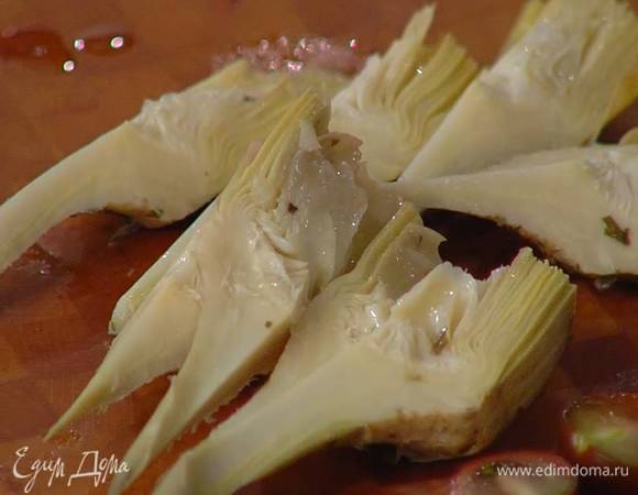 Артишоки разрезать вдоль на четыре части.