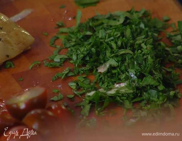 Петрушку мелко порубить.