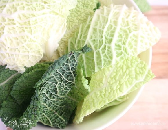 Савойскую капусту помыть. Освободить от грубых прожилок.