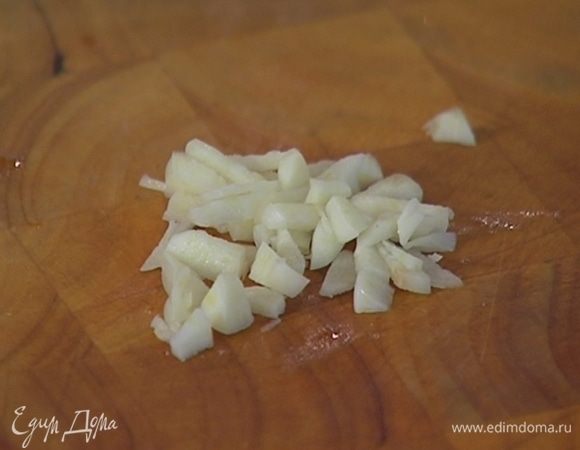 Чеснок почистить, раздавить плоской стороной ножа и мелко порезать.