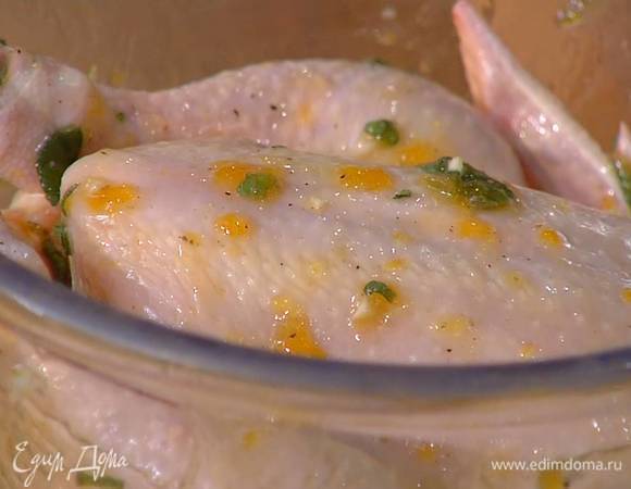 Тушку курицы смазать со всех сторон маринадом, затем абрикосовым вареньем и полить вустерширским соусом.