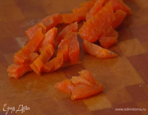 Курагу порезать маленькими кусочками.