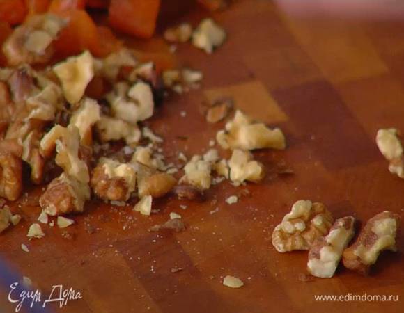 Грецкие орехи порубить не слишком мелко.