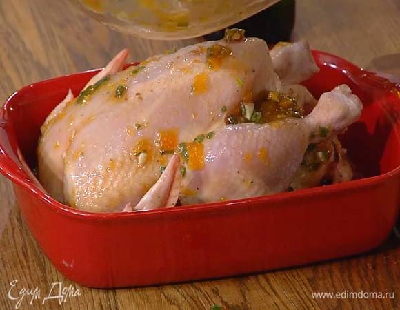 Тушку курицы нафаршировать курагой с грецкими орехами и выложить в жаропрочную форму, смазанную оливковым маслом.