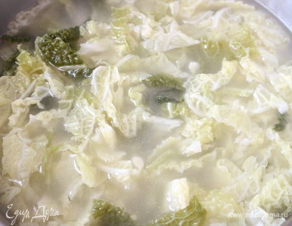  Через 15–18 минут бульон с капустой выключить. Дать немного остыть.