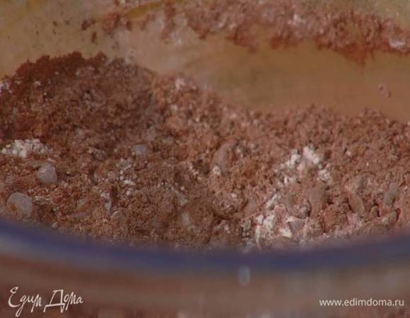 Муку вместе с какао и ванильным сахаром просеять в глубокую миску, добавить шоколадные капли, корицу, имбирь и все перемешать.