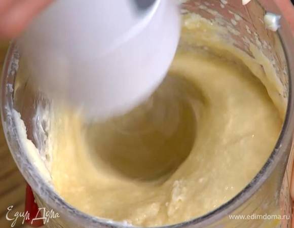 Сахар и 110 г предварительно размягченного сливочного масла взбить блендером с насадкой-венчиком в пышную, воздушную массу, затем, продолжая взбивать, по одному ввести яйца.