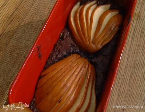 Выпекать пирог в разогретой духовке 30‒40 минут, затем остудить и вынуть из формы.