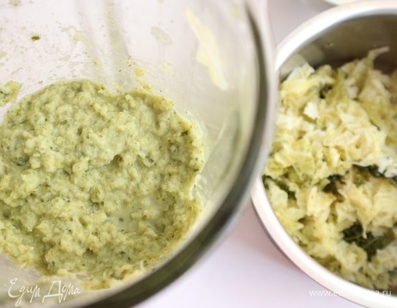 Капусту вынуть в отдельную посуду, пропустить через блендер с небольшим количеством жидкой составляющей.