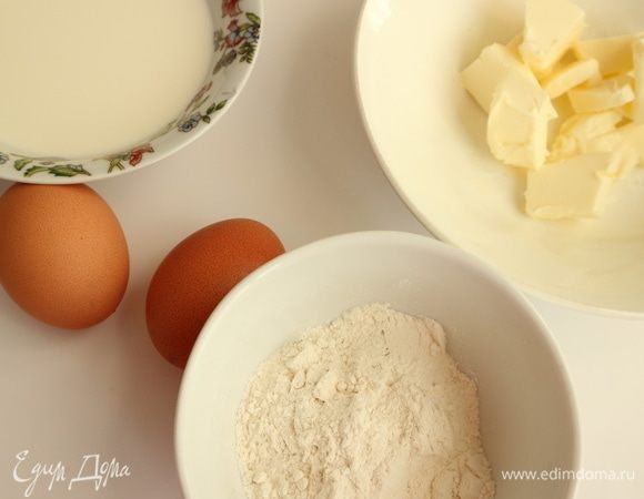 Приготовить ру. Ру (Roux) — это смесь из жира и муки, обжаренных до одного из трех состояний: белого, золотистого или  красного. Ру является нежнейшим загустителем. Базовые пропорции масла и муки 1: 1. В его приготовлении есть некоторые тонкости. Нагрев посуды, в которой готовится ру, должен оставаться невысоким, процесс перемешивания должен быть непрерывным и равномерным. Чем больше времени готовится ру, тем более глубоким и насыщенным вкусом будет обладать блюдо. Будем готовить белый ру. Он требует лишь минимальной обжарки.