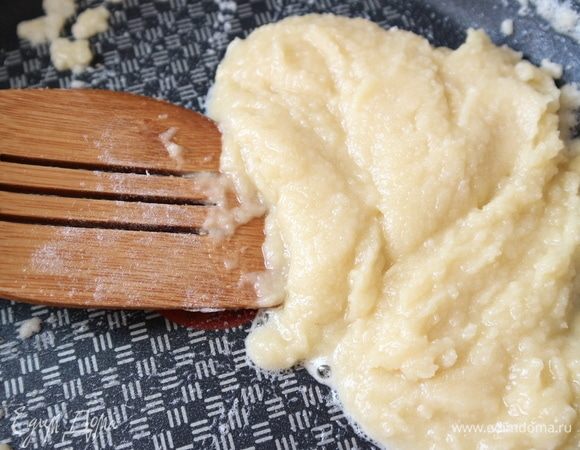 Сухую сковороду поместить на огонь, положить кусочки сливочного масла, растопить. Добавить муку, перемешать, для этого процесса будет достаточно нескольких минут. Огонь выключить.