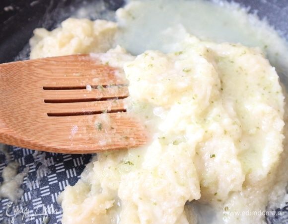 Затем в сковороду из кастрюли добавить 2–3 столовых ложки супа, перемешать лопаточкой.

